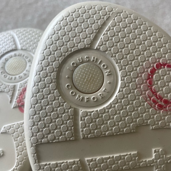 Fitflop creamy-gold comfort flip flops. Women size 9. - Picture 9 of 9